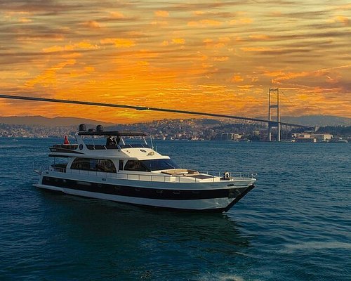 Istanbul Bosphorus : Bosphorus Sunset Cruise on Yacht with Live Guide with Meeting Point